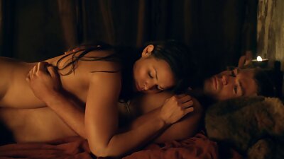 Ateşli amatör ev yapımı porno yetişkin fotoğrafları için poz veren seksi esmer karısı resimleri